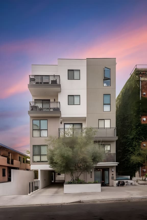 Prestige Elegance 2BR Apt Sleeps 6