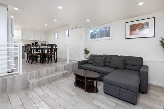 Hollywood Glamour: 2BR Home