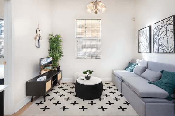 Luxurious 1 Bedroom Apt in LA Sleeps 4!