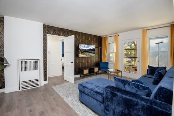 Luxury Living: 2 Bedroom Apartment in BH Sleeps 8