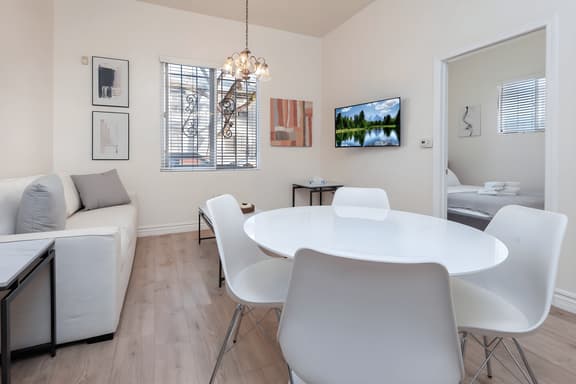 Elegant 1-Bedroom Apartment with Outdoor Patio