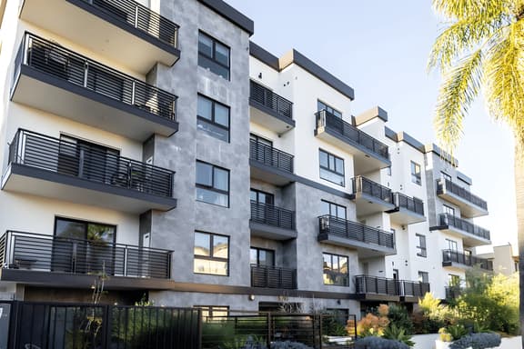 Elegant Balcony Modern Apt for 4!