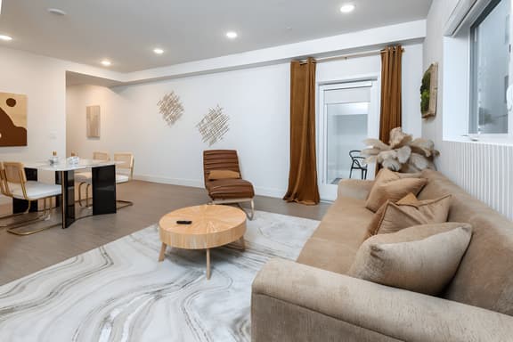 K-Town Modern 1 Bedroom Condo with Free Parking