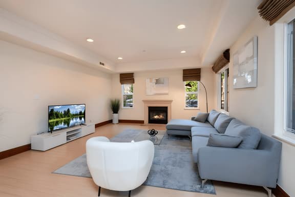 Modern 2 Bedroom Apartment with Free Parking