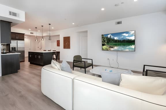 Luxe Living: 2BR Apt W. Modern Amenities & Parking