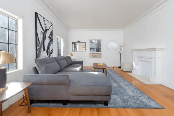 Chic City Apt in LA Sleeps 2
