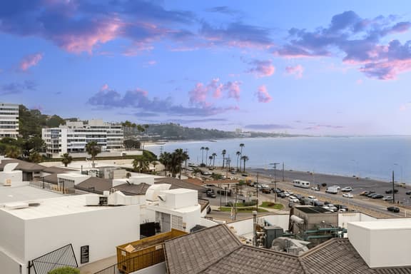 Cozy Oceanview 1 Bedroom Apt. Steps from the Shore