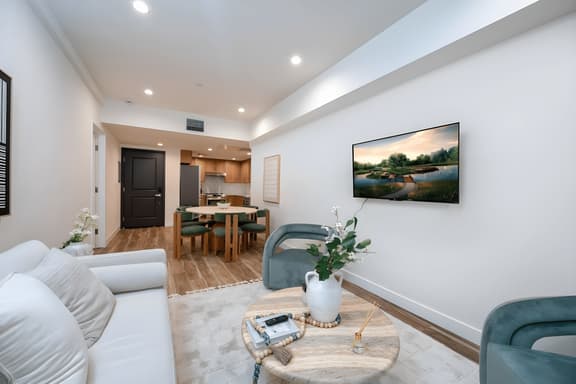 Modern 1BR Apartment W. Free Parking in Central LA