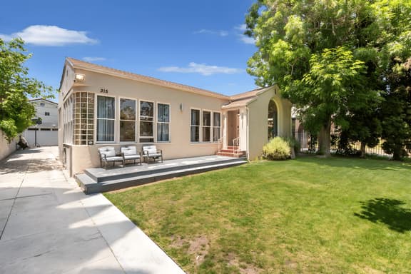 Spacious 5 Bedroom Home with Jacuzzi