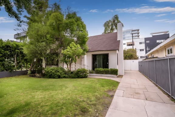 Luxury 3BR Home in LA with Jacuzzi and Parking