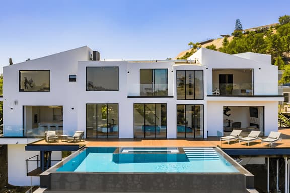 Luxurious 4BR Villa W. Pool, Spa, Theater, Views!