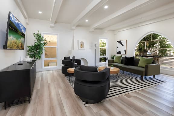 Luxury 3BR House in LA with Jacuzzi & Parking