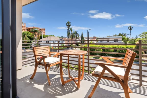 Luxury Touch | Designer 2BR Apartment in West LA