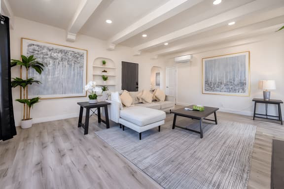 Luxe 3BR Home with Free Parking, near Attractions!