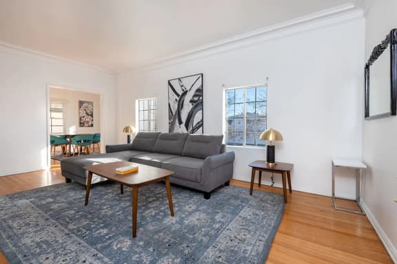 Chic 1-Bedroom Apartment in LA • Sleeps 2