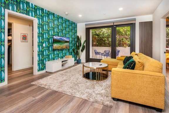 Modern 2BR Apt Sleeps 6 w/ Outdoor Lounge near BH!
